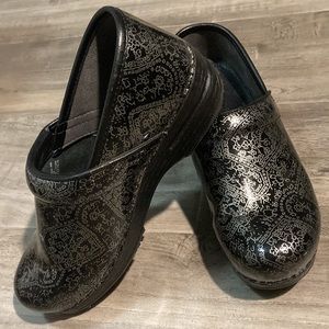 Dansko black & Silver floral designs clogs sz 40